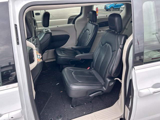 Used 2020 Chrysler Pacifica Touring-L FWD image 10