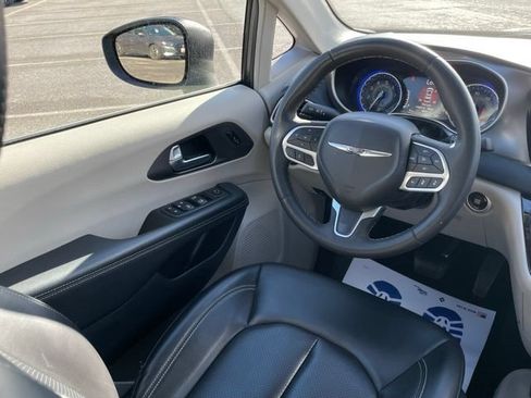 Used 2023 Chrysler Pacifica Touring-L FWD image 33