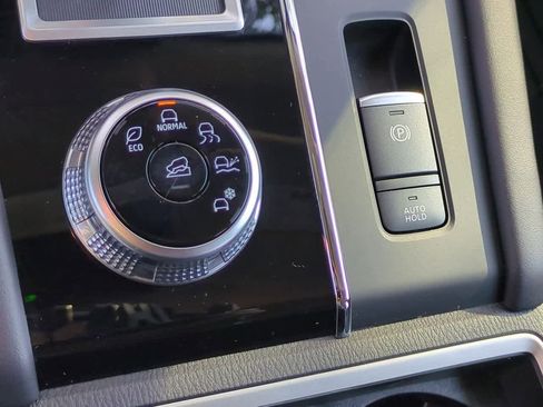 Used 2024 Mitsubishi Outlander SE image 18