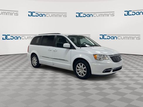 Used 2016 Chrysler Town & Country Touring FWD image 2
