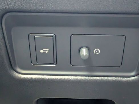 Used 2025 Land Rover Discovery Dynamic SE image 31