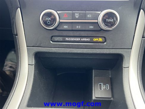 Used 2024 Ford Edge SEL image 9