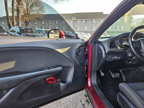 Used 2019 Dodge Challenger SXT image 21