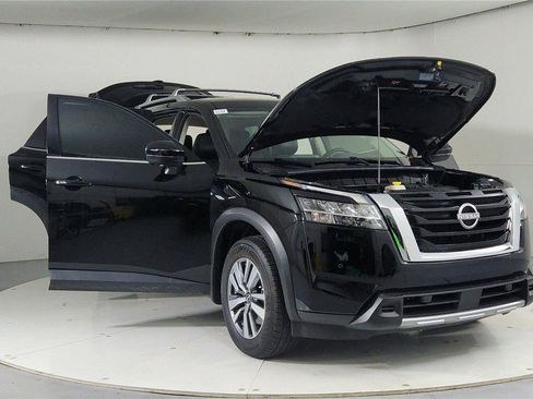 Certified 2024 Nissan Pathfinder SL image 9