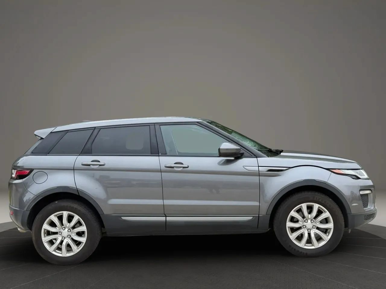 Used 2017 Land Rover Range Rover Evoque SE AWD/4WD image 2