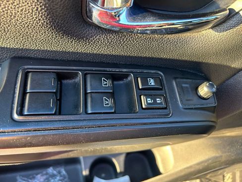 Used 2018 Nissan Titan SV w/ SV Convenience Package RWD image 17