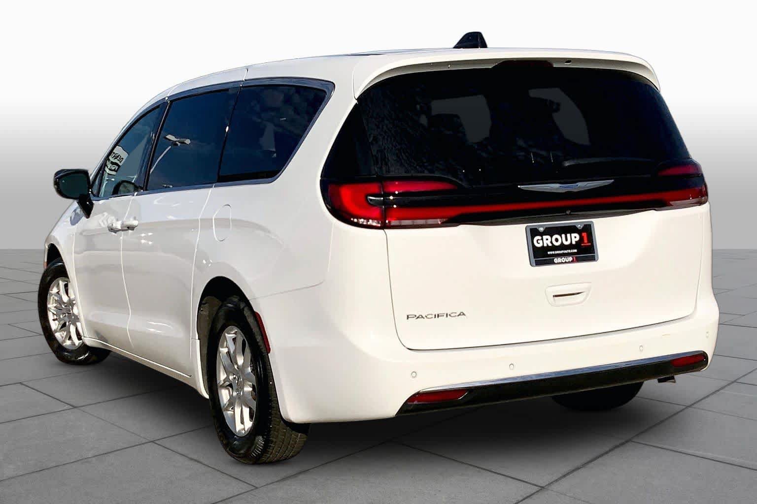 Used 2025 Chrysler Pacifica Select FWD image 11