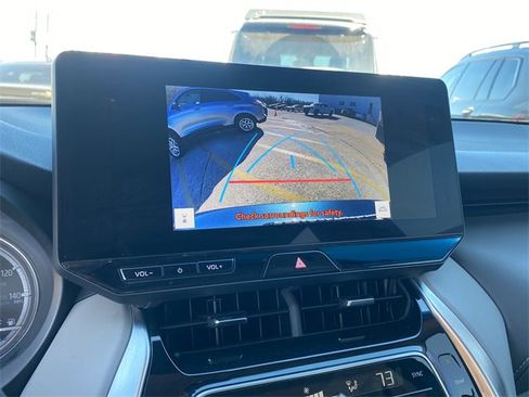 Used 2024 Toyota Venza XLE image 28