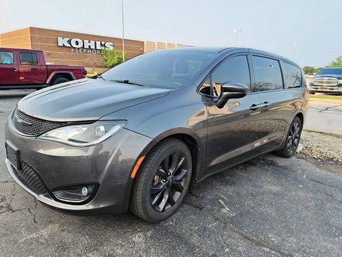 Used 2018 Chrysler Pacifica Touring Plus w/ S Appearance Package FWD image 1