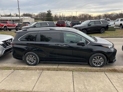 Used 2024 Toyota Sienna XLE image 4