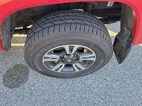 Used 2018 Toyota Tacoma TRD Sport image 19