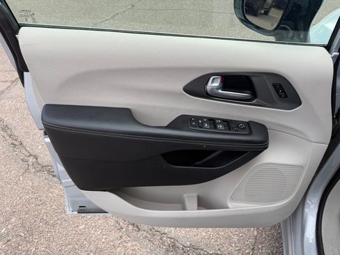 Used 2024 Chrysler Pacifica Touring-L FWD image 16