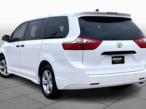 Used 2020 Toyota Sienna L image 10