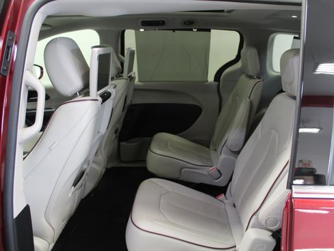 Used 2017 Chrysler Pacifica Limited w/ UConnect Theater Package image 23