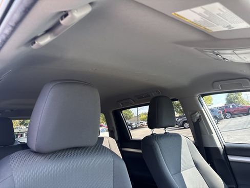 Used 2019 Toyota Highlander LE AWD/4WD image 29