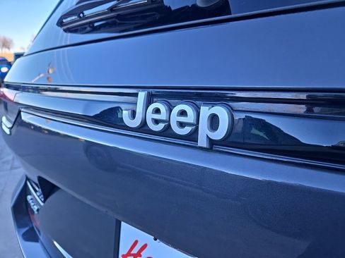Used 2025 Jeep Grand Cherokee Summit AWD/4WD image 19