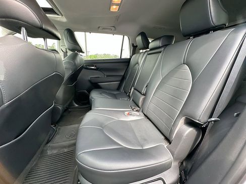 Used 2021 Toyota Highlander XLE FWD image 4
