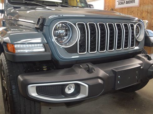 Used 2025 Jeep Wrangler Unlimited Sahara image 3