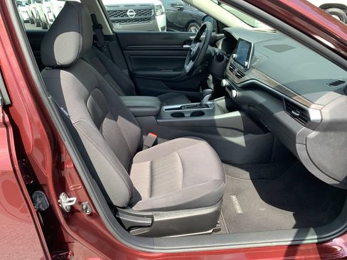 Used 2025 Nissan Altima 2.5 SV FWD image 31