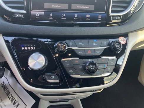 Used 2024 Chrysler Pacifica Touring-L image 29