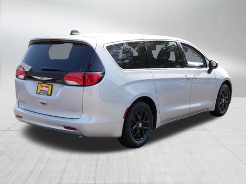 Used 2023 Chrysler Voyager LX FWD image 7