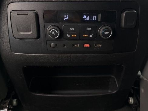 Used 2018 Chevrolet Suburban LT RWD image 38