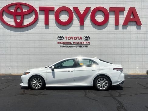 Used 2019 Toyota Camry LE FWD image 4