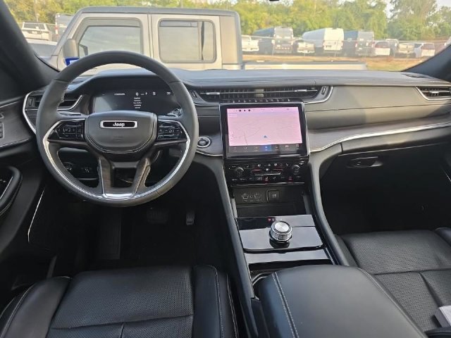 Used 2023 Jeep Grand Cherokee Overland w/ Luxury Tech Group IV RWD image 8