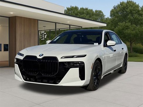 New 2026 BMW 750e xDrive w/ Premium Package image 2