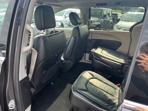Used 2023 Chrysler Pacifica Limited FWD image 24
