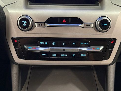 Used 2023 Ford Explorer XLT image 24