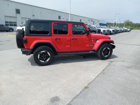 Used 2018 Jeep Wrangler Unlimited Sahara AWD/4WD image 7