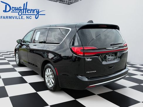 Used 2024 Chrysler Pacifica Touring-L FWD image 3