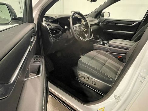 Used 2025 GMC Acadia Elevation image 18