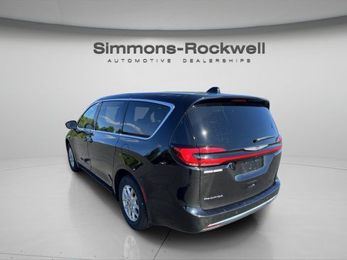 Used 2025 Chrysler Pacifica Select FWD image 3