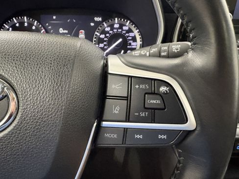 Used 2022 Toyota Highlander XLE AWD/4WD image 36