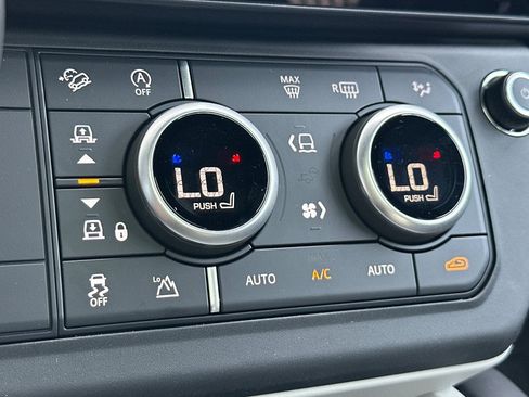 New 2026 Land Rover Defender 110 X-Dynamic SE image 22