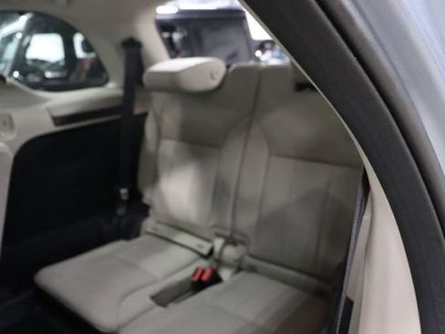 Used 2019 Land Rover Discovery SE AWD/4WD image 16