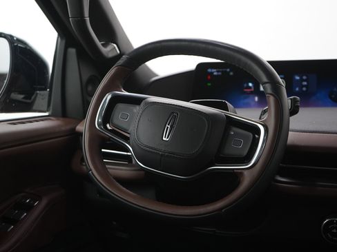 Used 2025 Lincoln Navigator Reserve image 15