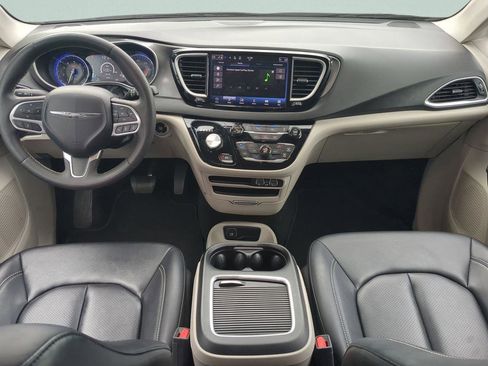 Used 2024 Chrysler Pacifica Touring-L image 14