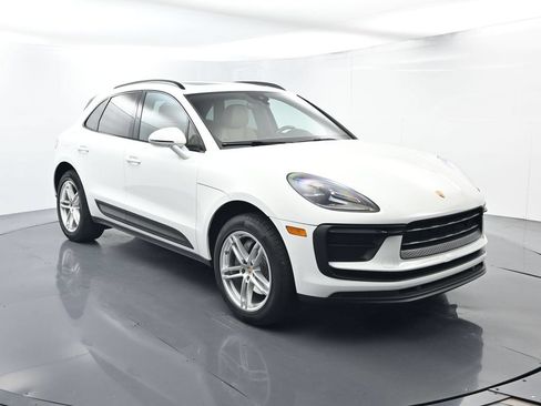 Certified 2022 Porsche Macan AWD/4WD image 17