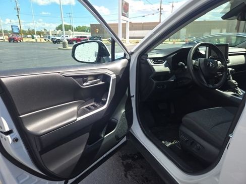 Used 2025 Toyota RAV4 XLE AWD/4WD image 17