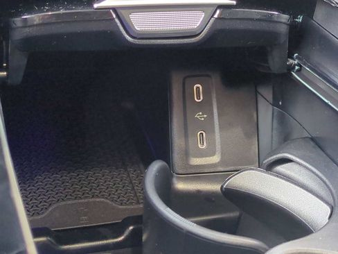 Used 2025 Mercedes-Benz GLC 300 4MATIC image 34