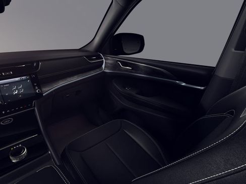 New 2026 Jeep Grand Cherokee Altitude image 7