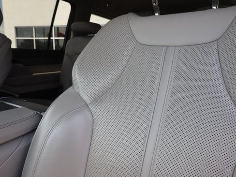 Certified 2024 Jeep Wagoneer Series II w/ Flexible Seating Group RWD image 18