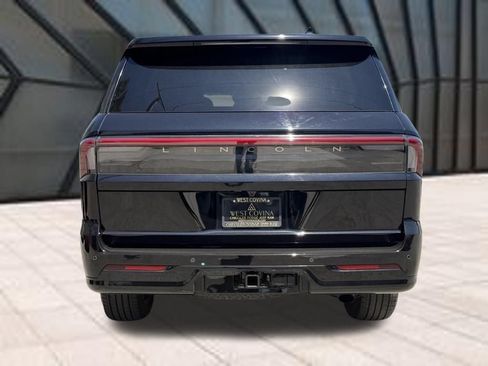 Used 2025 Lincoln Navigator Reserve AWD/4WD image 9