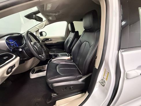 Used 2024 Chrysler Pacifica Touring-L image 12