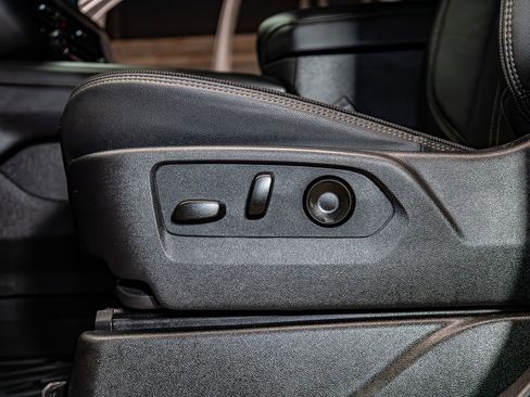 Used 2025 Chevrolet Suburban High Country AWD/4WD image 21