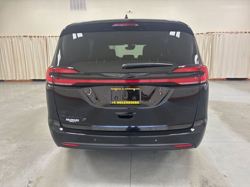 New 2026 Chrysler Pacifica Select image 7