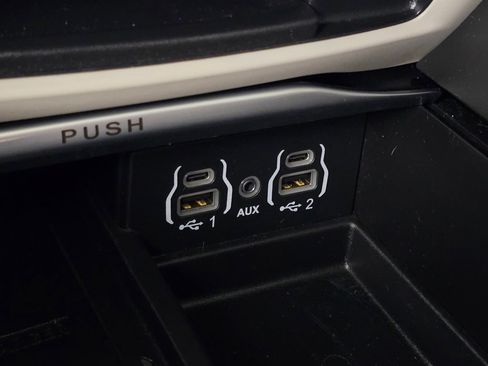 Used 2022 Chrysler Pacifica Limited w/ Uconnect Theater Family Group FWD image 31